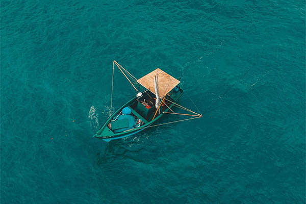 barco de pesca em meio ao mar de itapema