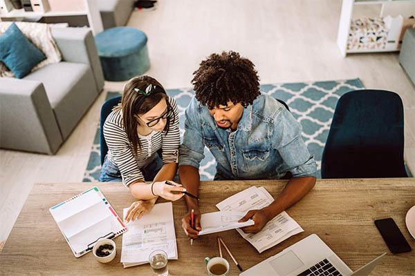 Casal analisando orçamento para apartamento na planta em Itapema