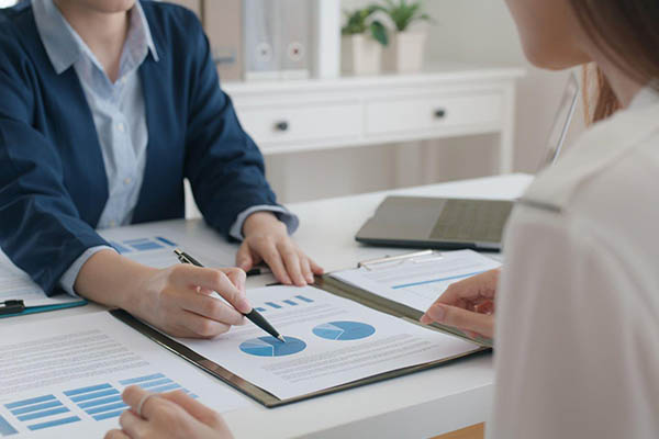 Mulher analisando potencial de valorização imobiliária