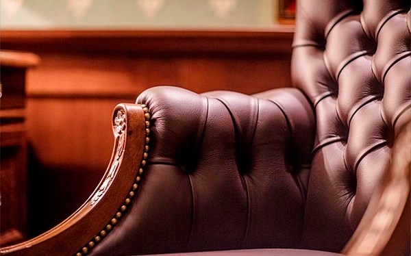 Cadeiras famosas e a história de seus designs icônicos