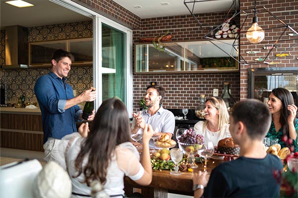 festa em um apartamento na praia