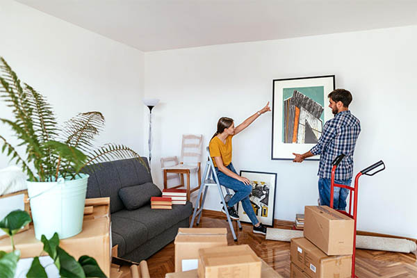 Casal decidindo sobre a decoração de seu novo apartamento