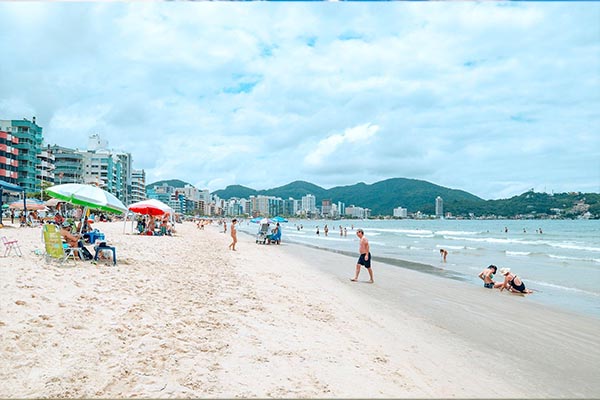 Pessoas se banhando na praia de meia praia em Itapema
