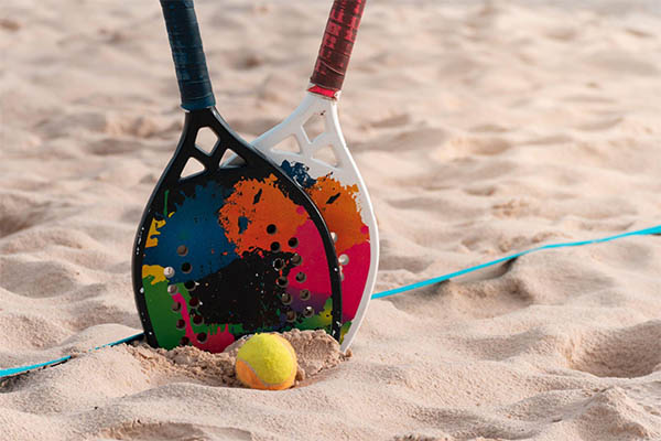 Raquetes de beach tennis na praia