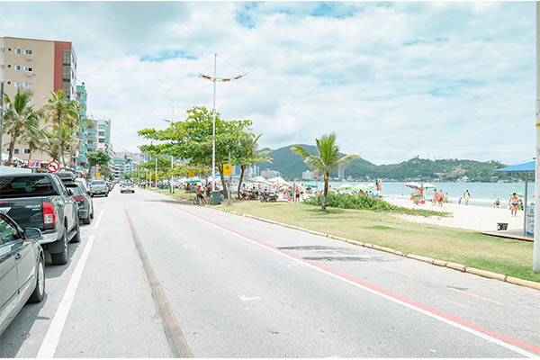 Beira mar de Itapema em um dia movimentado