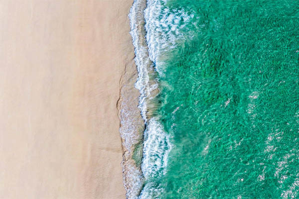 imagem aérea de praia com água cristalina