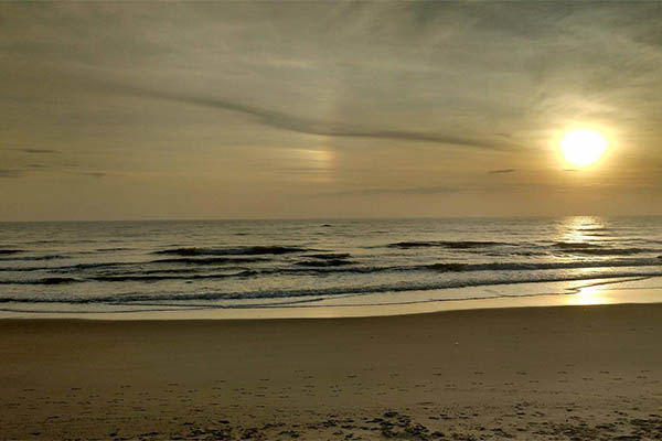 Praia durante o fim de tarde
