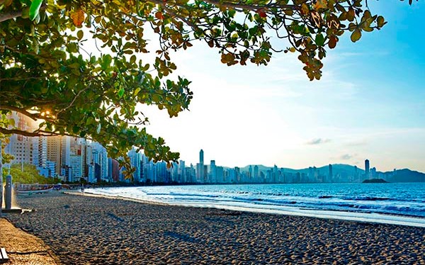 Conheça as melhores praias de Balneário Camboriú e da região