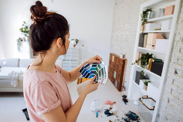 Mulher observando paleta de cores para decorar apartamento