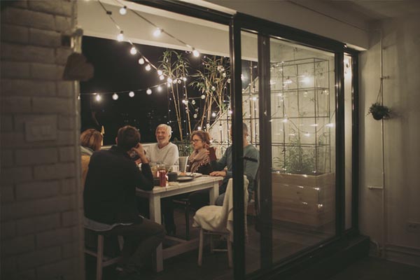 Jantar com amigos em uma varanda gourmet na praia